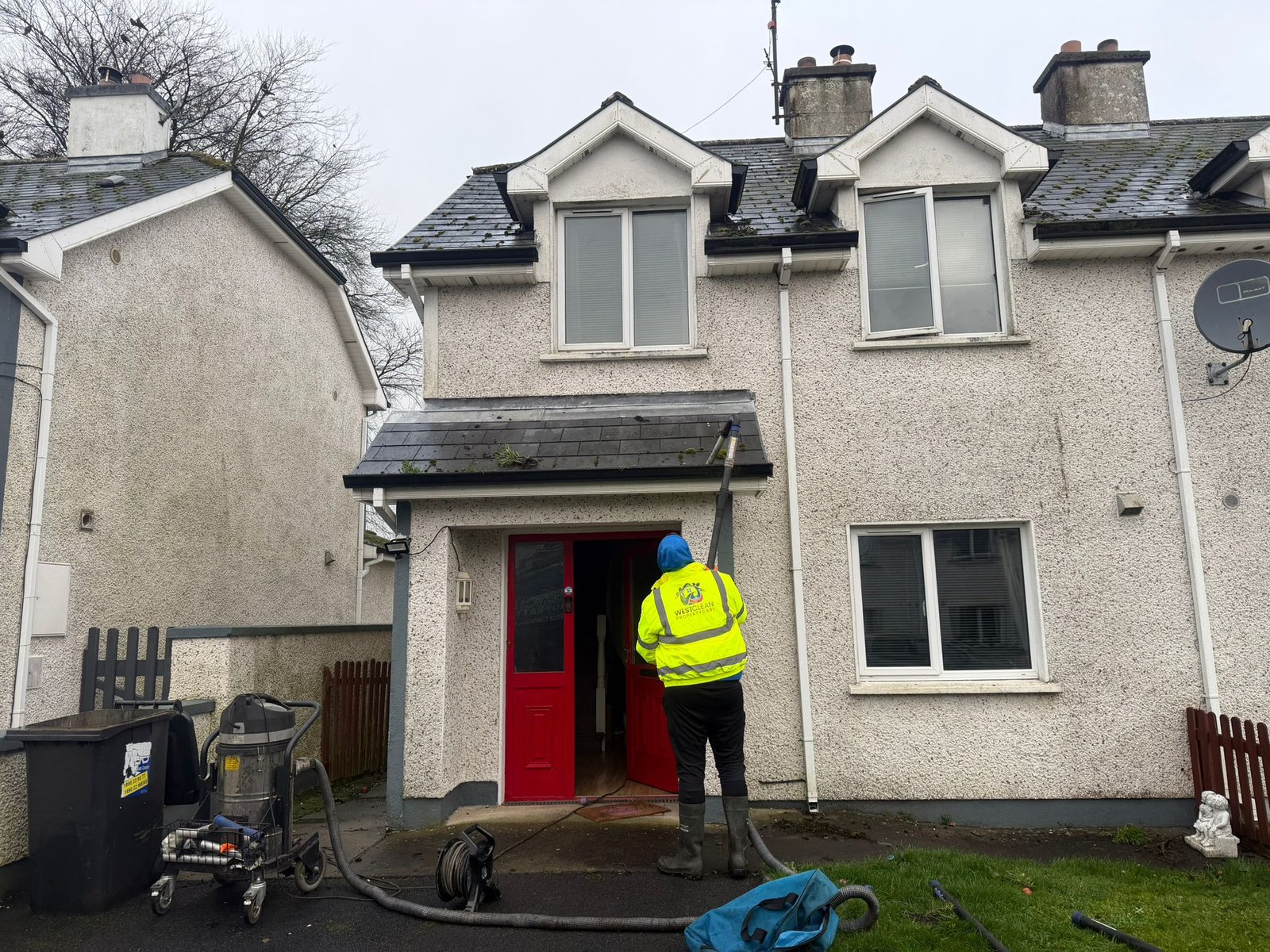 Professional gutter clearing service